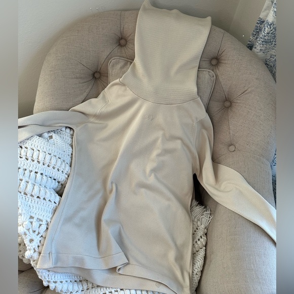 Vintage Givenchy Sport cream turtleneck sweater, size 40 - Picture 9 of 16